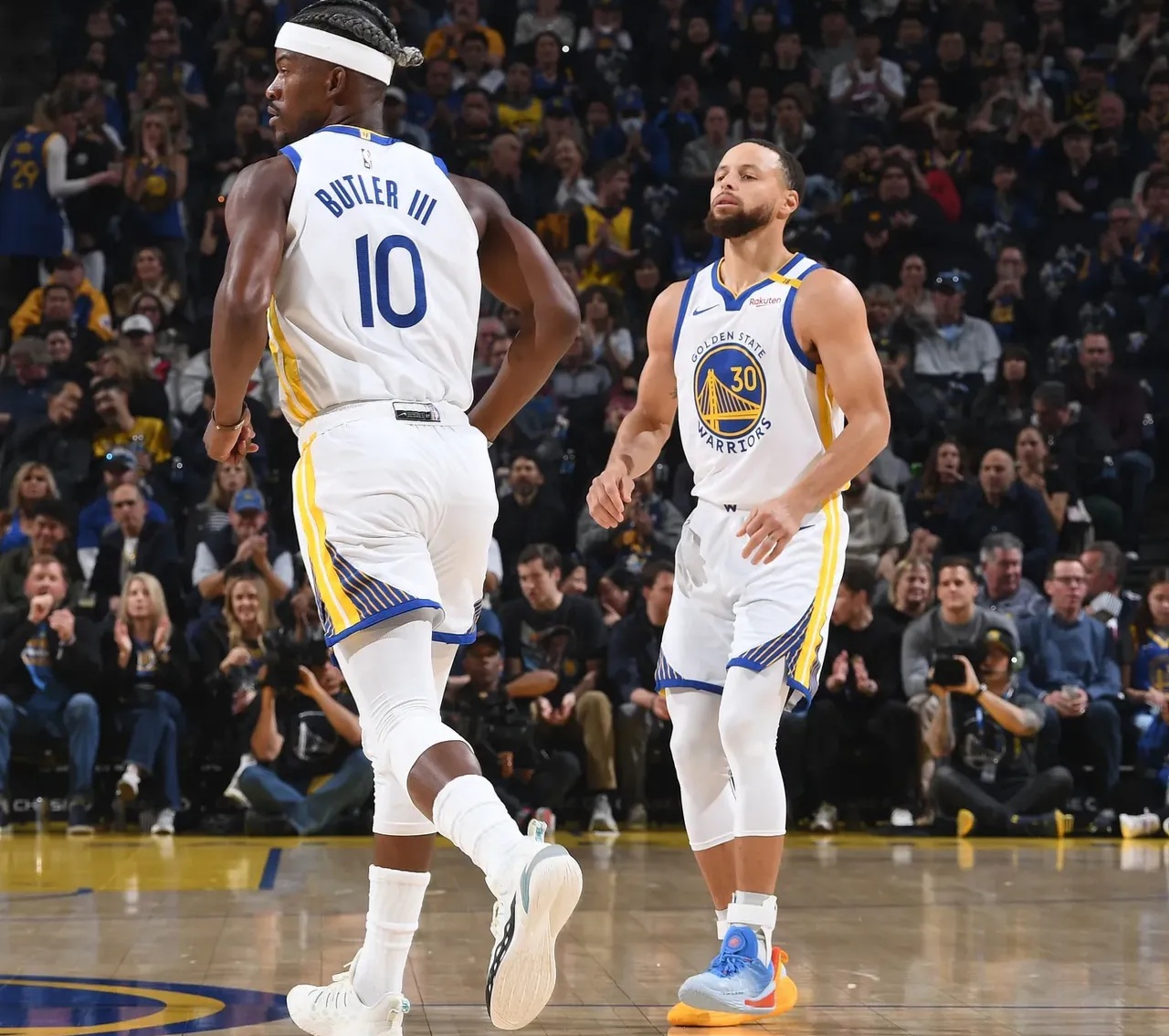 队员A通过 队员A通过